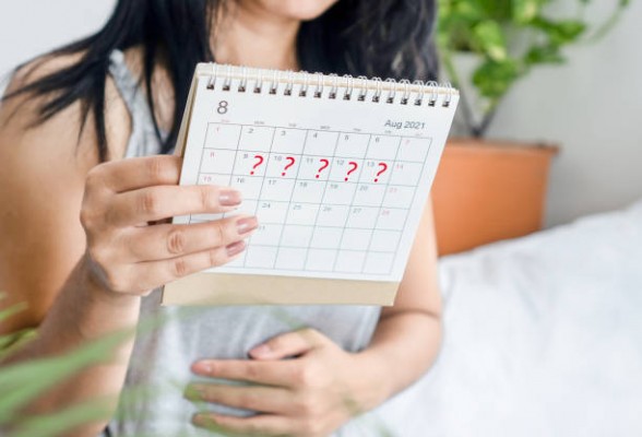 Chậm kinh 10 ngày có thai không? Nguyên nhân do đâu